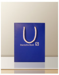 Papiertaschen Deutsche Bank CI Blau, weiße Kordel