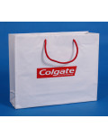 weiße Kunststofftaschen mit roter Kordel Colgate