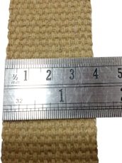 Baumwollband nachgemessen in der Produktkontrolle, 3,7 cm breit, Baumwollgriff einer Jutetasche