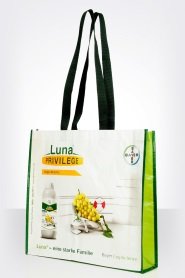 PP Messetasche Bayer Luna. Kombination verschiedener Materialien, Innenkaschierung, Laminierungen und mehrfarbiges Vlies, unterschiedliche Verschlüsse und Einfassbänder.