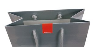 Klebeschutz zur einen Hälfte abgezogen und vorn auf der Tasche verklebt, Viessmann